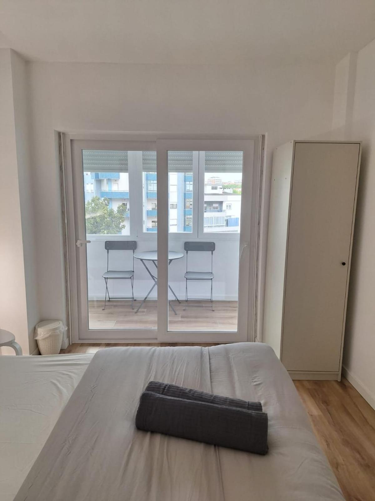 Lisbon South Bay Rooms 2 Almada Bagian luar foto