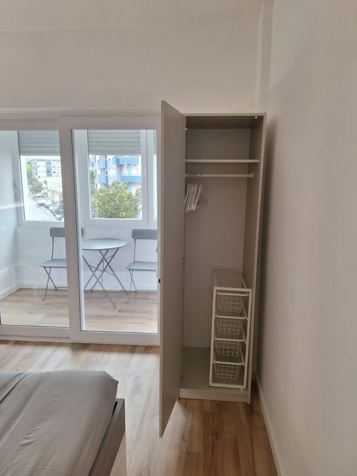 Lisbon South Bay Rooms 2 Almada Bagian luar foto