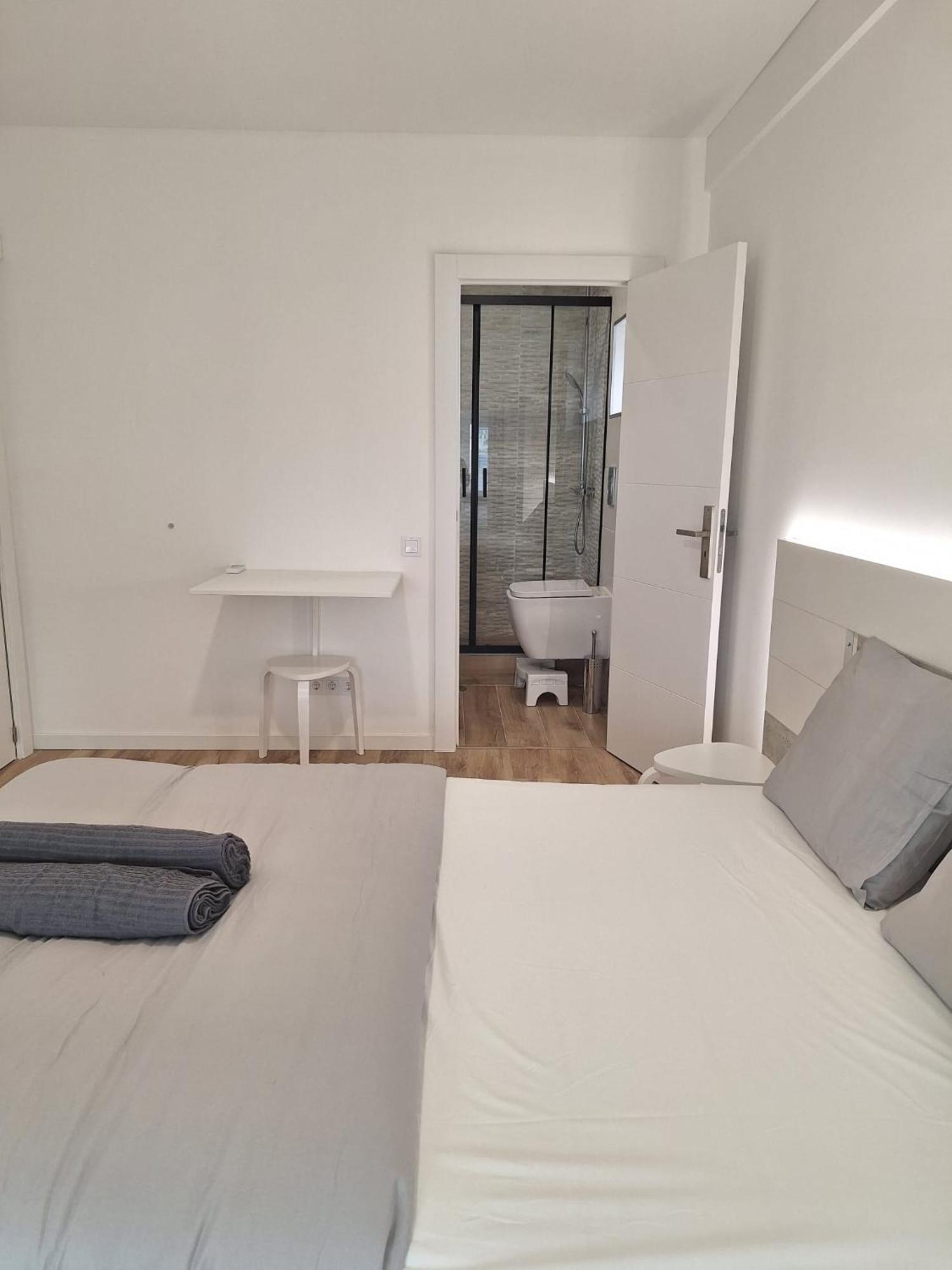 Lisbon South Bay Rooms 2 Almada Bagian luar foto