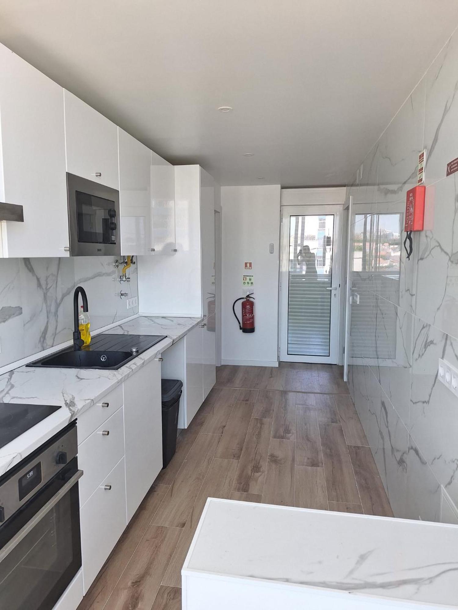 Lisbon South Bay Rooms 2 Almada Bagian luar foto